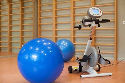 Реабилитация после инсульта дома: какие ТСР реально помогают в быту и передвижении